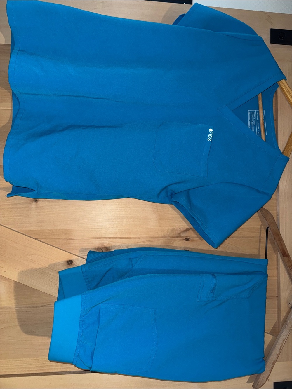 Figs Men's Bright Teal Short Sleeve Scrub Top and Pants Set